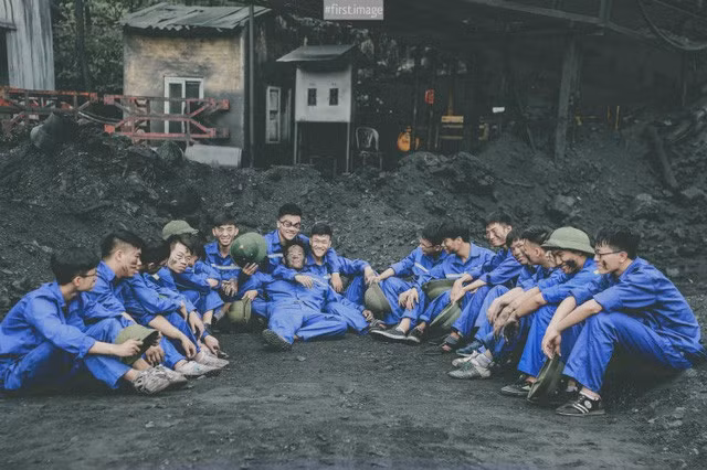 Bộ ảnh đầy ý nghĩa khi các bạn khoác lên mình bộ quần áo công nhân mỏ than, biểu tượng của quê hương trước khi bước chân vào giảng đường đại học. Ảnh: First Image Team.