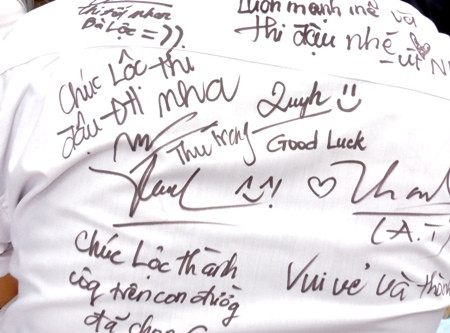 Dù những nét bút ghi trên tà áo rồi sẽ phai nhòa theo thời gian, Nhưng những kỷ niệm, hình ảnh của thời khắc này sẽ làm nên những ký ức đẹp trong tâm hồn mỗi người.