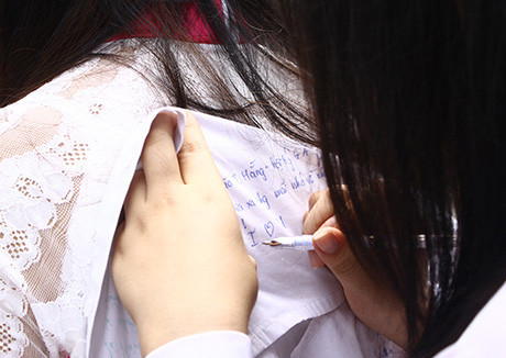 Mỗi nét chữ trên chiếc áo lưu bút, bạn có thể hình dung được khuôn mặt từng bạn trong lớp, từng thầy cô, mái trường xưa. Cho nên, hãy luôn gìn giữ nó thật cẩn thận nhé, để nhớ về một thời học sinh hồn nhiên vô tư.