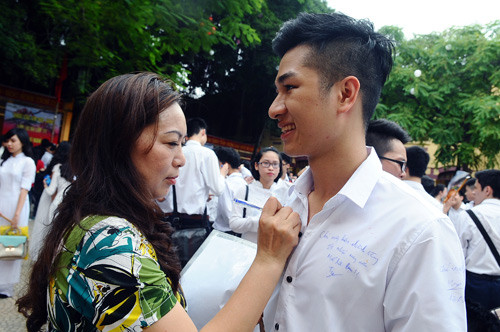 Mỗi nét chữ là một người đã từng gắn bó với bạn, những yêu thương được gói gém trong những dòng lưu bút yêu thương.