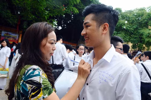 Mỗi nét chữ là một người đã từng gắn bó với bạn, những yêu thương được gói gém trong những dòng lưu bút yêu thương.