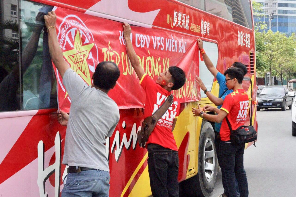 Cụ thể đó là 1 nhóm các CĐV thuộc hội CĐV VFS Miền Bắc đã thuê một chuyến xe sang tận nước bạn Lào tiếp lửa cho Đội tuyển Việt Nam tại AFF Suzuki Cup 2018.