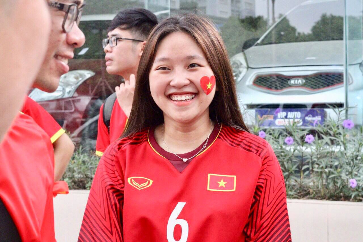 Chia sẻ về cảm xúc của mình trước khi lên xe đi Lào cổ vũ đội tuyển Việt Nam tại AFF Cup lần này, bạn Thuỳ Linh hiện là sinh viên tại Hà Nội chia sẻ: "Em rất hồi hộp đây là lần đầu tiên được cổ vũ xa nhà cùng với anh chị em trong hội CĐV VFS mong chuyến đi sẽ suôn sẻ và ĐT Việt Nam sẽ dành chiến thắng trở về".