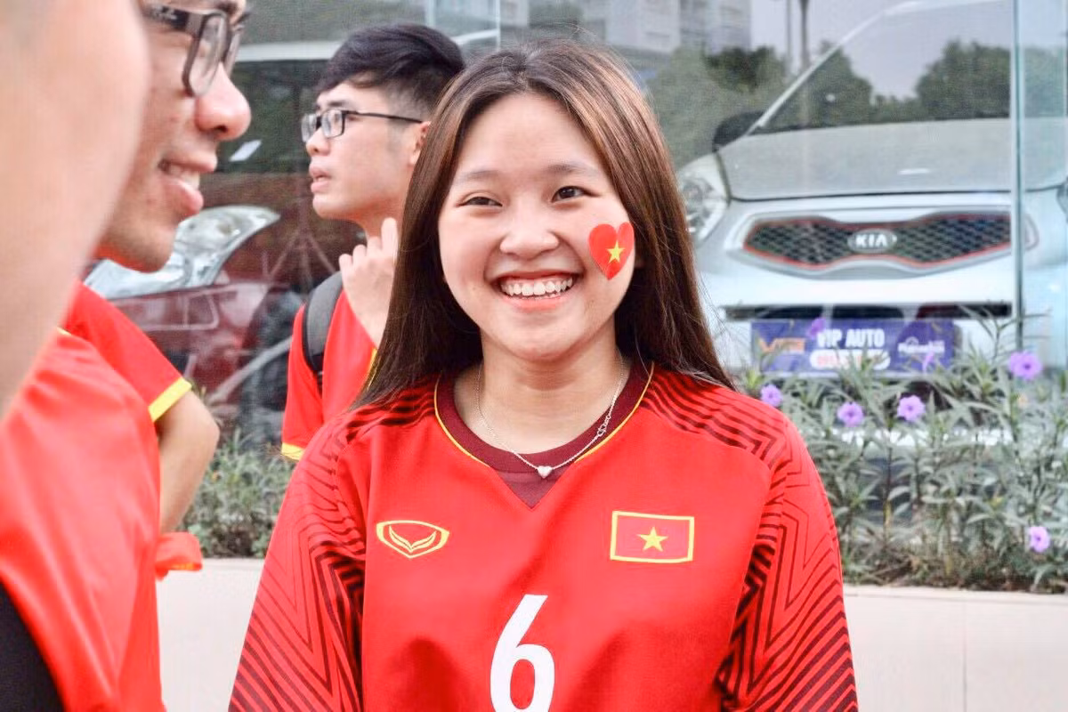 Chia sẻ về cảm xúc của mình trước khi lên xe đi Lào cổ vũ đội tuyển Việt Nam tại AFF Cup lần này, bạn Thuỳ Linh hiện là sinh viên tại Hà Nội chia sẻ: "Em rất hồi hộp đây là lần đầu tiên được cổ vũ xa nhà cùng với anh chị em trong hội CĐV VFS mong chuyến đi sẽ suôn sẻ và ĐT Việt Nam sẽ dành chiến thắng trở về".