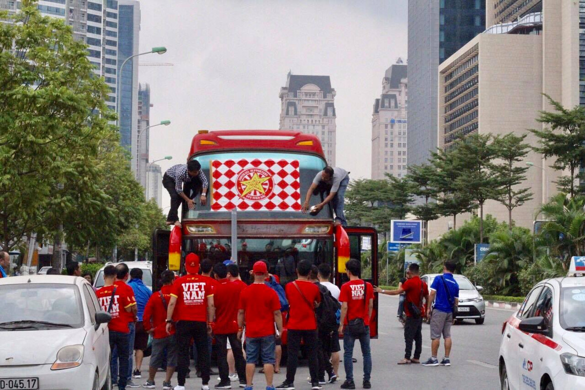 Nói về hành trình chuẩn bị cho chuyến đi, bạn Trần Huyền (thành viên BĐH VFS Miền Bắc) chia sẻ: "Do không có nhà tài trợ nên các thành viên của hội đã phải góp tiền với nhau lại để cùng thuê một chuyến xe cho hành trình này. Bên cạnh đó, mọi dụng cụ cổ vũ như trống, băng rôn và áo cũng được các thành viên trong hội chuẩn bị gấp rút." -