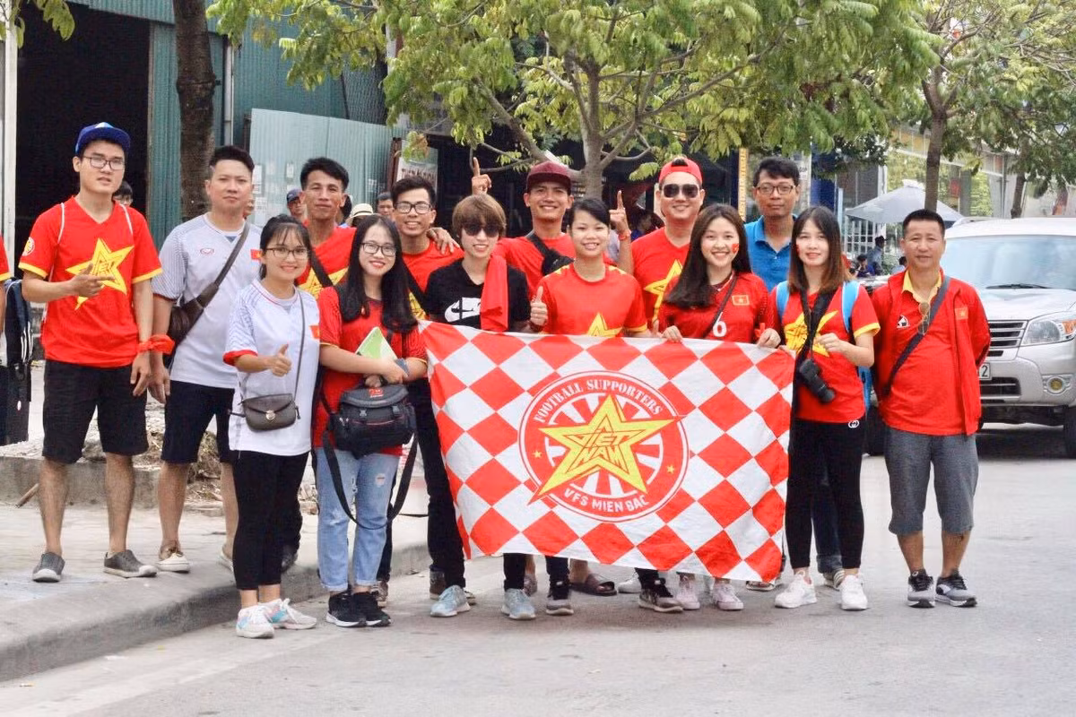 Có mặt trong chuyến đi cổ vũ AFF Cup lần này, trong hội CĐV có đủ mọi thành phần từ học sinh, sinh viên đến các nhân viên văn phòng. Họ đã tranh thủ dùng những ngày nghỉ phép của mình để cổ vũ đội tuyển Việt Nam.