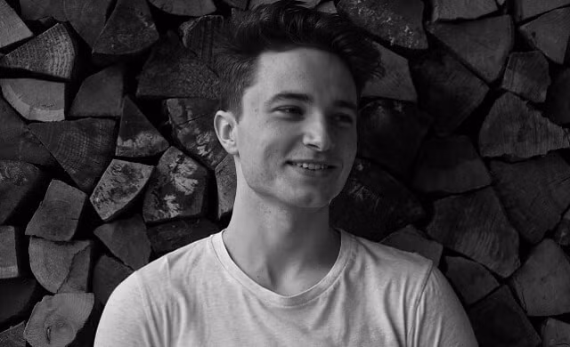 Khởi điểm của cậu là một cái lò nướng pizza nhỏ, hai bộ bàn ghế, vài nguyên liệu đơn giản và nấu nướng luôn trước mặt đám bạn cùng trại, cũng là những khách hàng đầu tiên. Cứ như vậy, Tom mơ ước có thể phát triển được mô hình nhà hàng "ăn liền" (đầu bếp sẽ chế biến, nấu nướng ngay trước mặt khách hàng). Từ ước mơ nhỏ bé, nay ở tuổi 21, Tom Honey đã mở được nhà hàng của riêng mình mang tên Stone Pizza, có rất đông khách. Ảnh: Startups.