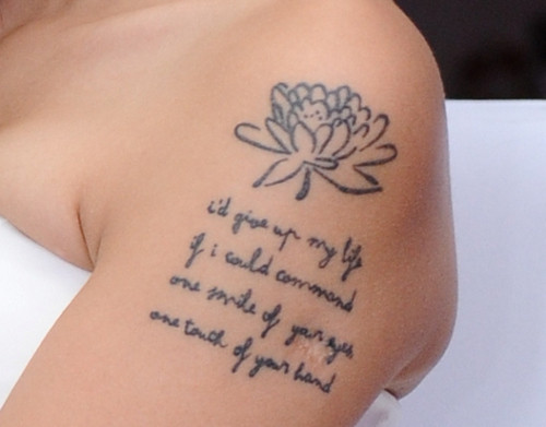 Mọi người thường chỉ nghĩ những hình xăm bắp tay chỉ dành cho nam giới, tuy nhiên ngày nay càng nhiều các chị em lựa chọn xăm ở vị trí bắp tay.