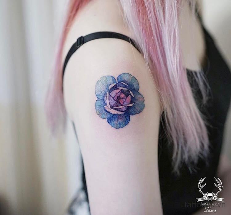 Một bông hoa nhỏ xăm mầu "cực yêu" cho những cô nàng tiểu thư.