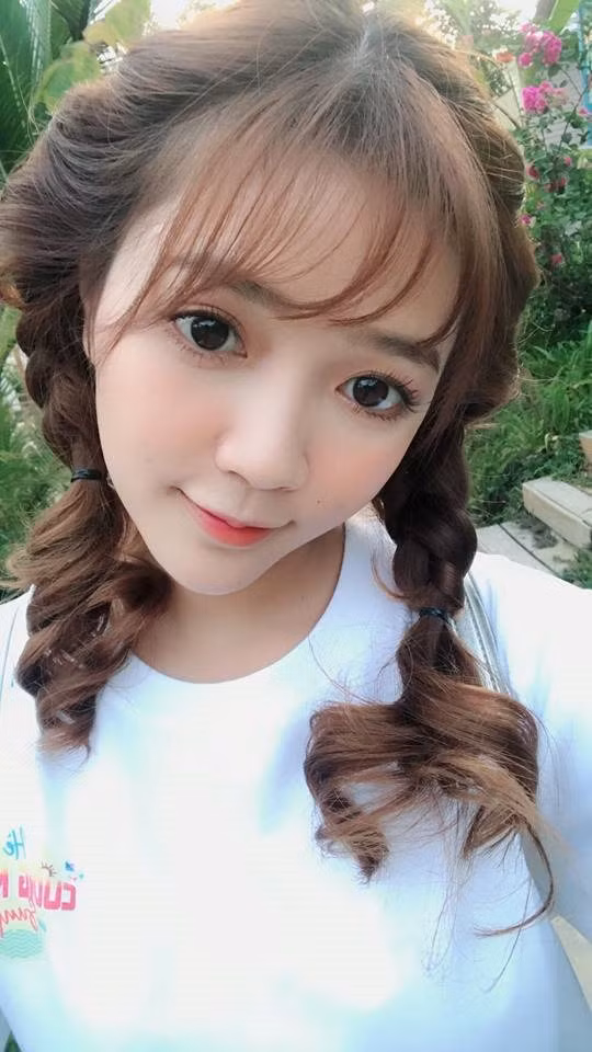 Chia sẻ khi được nhiều người quan tâm, chú ý, Vy cho biết, cuộc sống của cô không có gì đảo lộn nhiều. "Thi thoảng mình vẫn nghe được những lời chỉ trích, những nhận xét không hay về bản thân. Tuy nhiên, song mình dần học cách làm quen và cho qua. Vì mình nghĩ, trong nghiệ thuật sẽ rất khó tránh khỏi điều này".