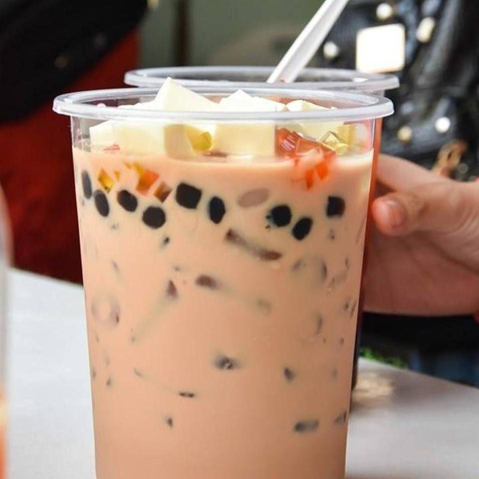 Nhắc đến trà sữa thì các tín đồ ăn uống Sài Gòn không còn xa lạ gì. Trà sữa thuộc hạng “TOP” và khó bị soán ngôi trong bản đồ ăn uống giới trẻ