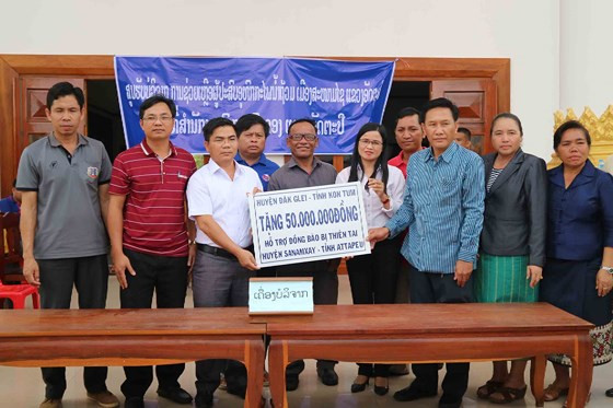 Hiện đã có 1.153 tổ chức từ khắp nơi tham gia quyên góp, ủng hộ người dân trong sự cố vỡ đập thủy điện. Theo UBND tỉnh Attapeu, hiện tại tỉnh đã tiếp nhận được hơn 33,9 tỷ Kip Lào (hơn 90 tỷ đồng) tiền hỗ trợ, trong đó hàng hóa, nhu yếu phẩm quy ra tiền là 12,1 tỷ Kip Lào.