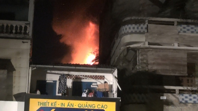 Quan bar o TP HCM boc chay du doi luc rang sang