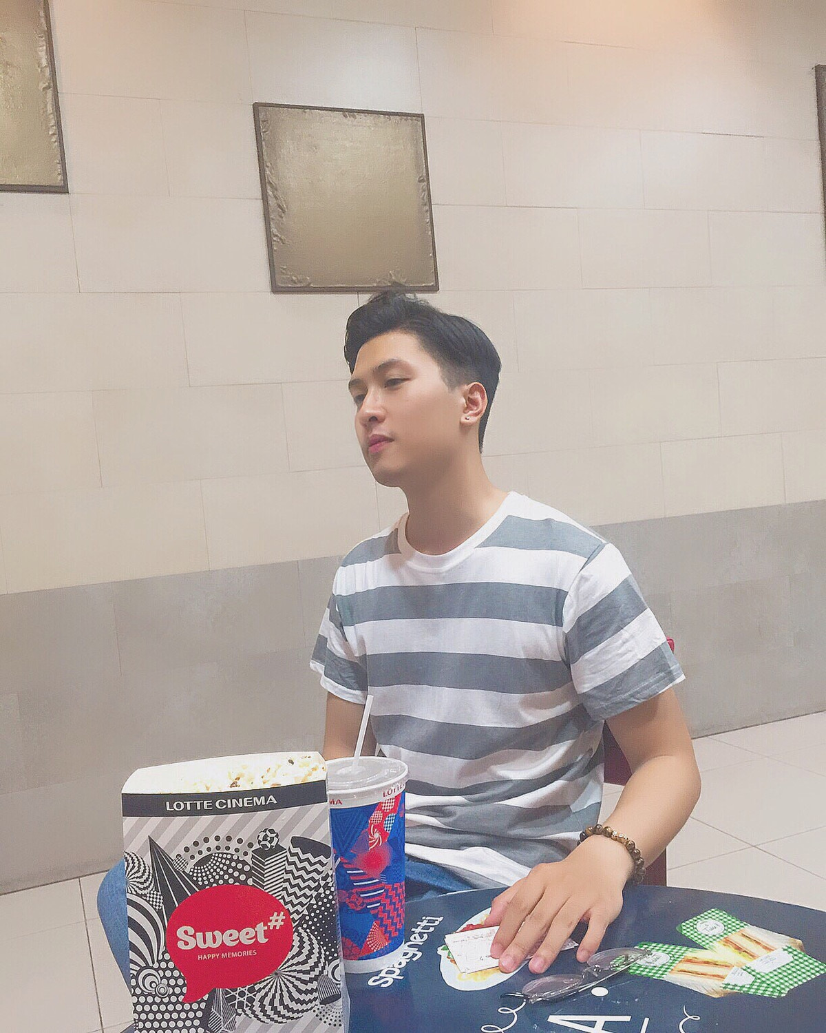 Chàng hot boy Bộ Ngoại Giao có những chia sẻ rất chân thật, chín chắn từ suy nghĩ và tính toán việc tương lai. Đây chính là điểm cộng to đùng của cậu bạn cao ráo đẹp trai này trong mắt các phụ huynh.