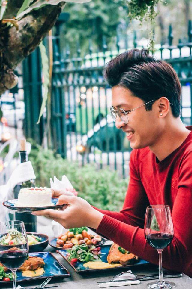 Dung mạo của anh chàng điển trai này cũng trở thành đề tài thu hút sự chú ý của số đông, không ai nghĩ một anh chàng đẹp trai thế này đến bây giờ vẫn F.A.