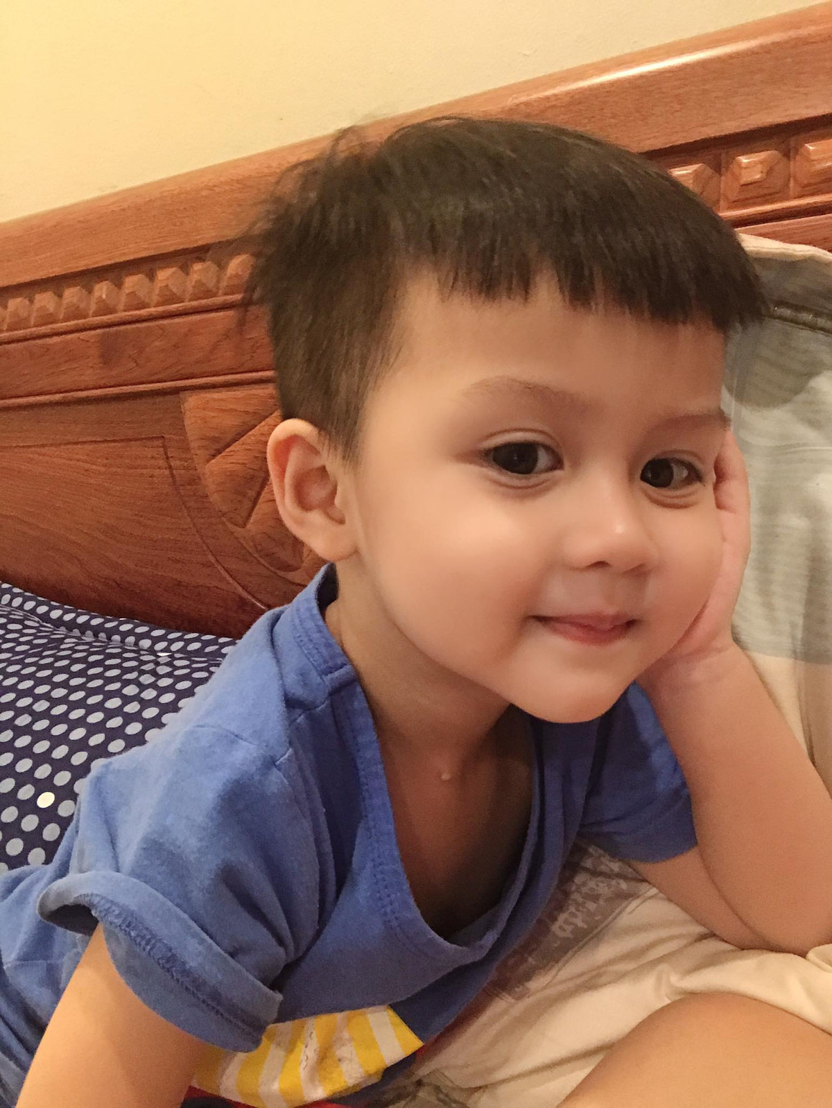 Ai mà đáng yêu thế này, nhóc tỳ đáng yêu tên Nem con trai của hot girl Huyền Lizzie hay cười và cực kỳ thích hát.