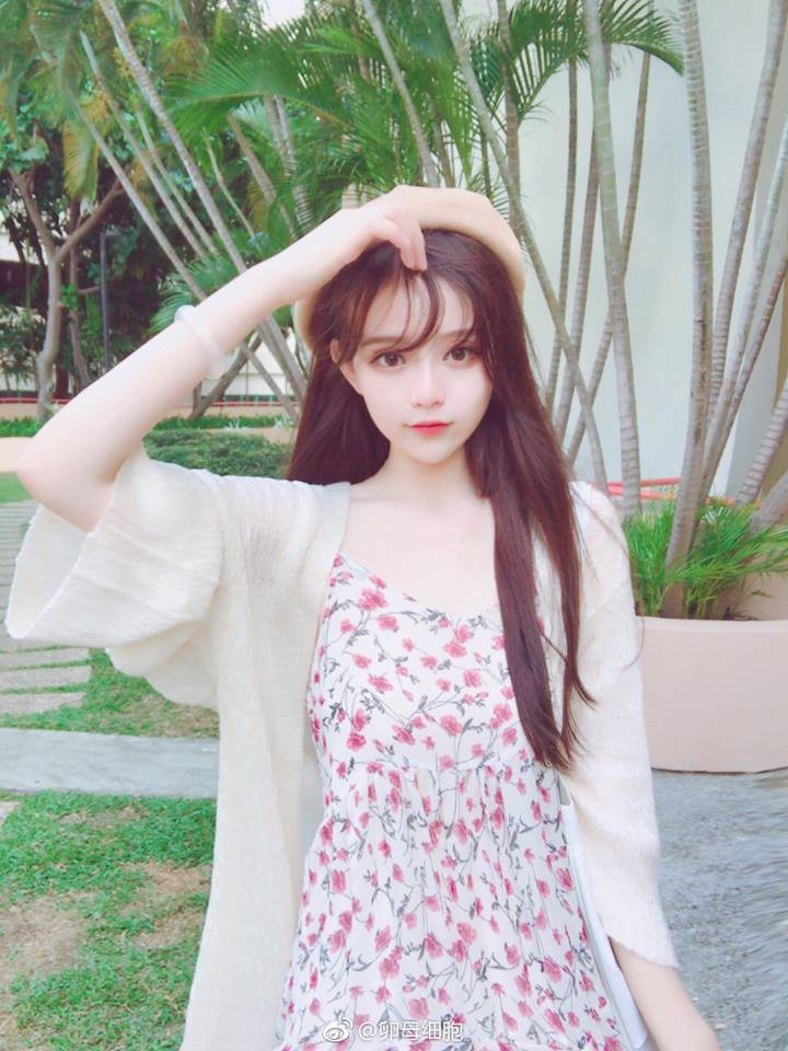 Xibao sinh năm 1999, tên thường gọi là Tiểu Dương hoặc Dương Dương, sinh sống tại Trung Quốc, đang làm người mẫu tự do, cô nàng này còn là một Cosplayer khá nổi tiếng trong cộng đồng mạng.