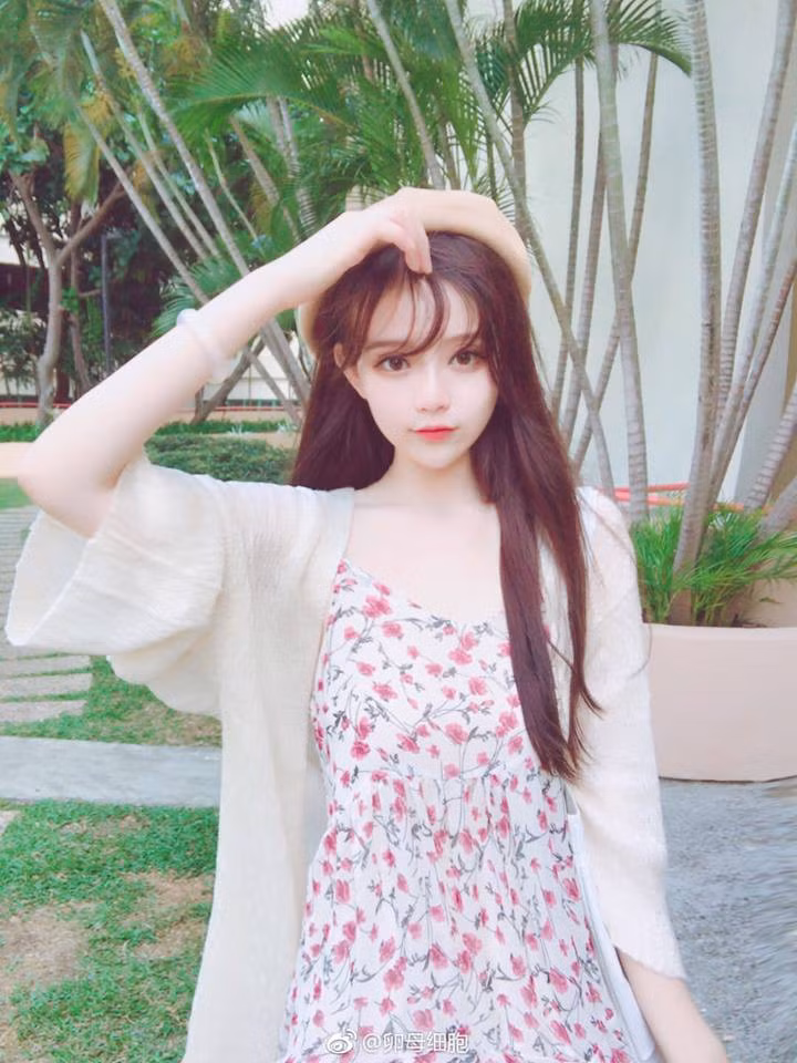 Xibao sinh năm 1999, tên thường gọi là Tiểu Dương hoặc Dương Dương, sinh sống tại Trung Quốc, đang làm người mẫu tự do, cô nàng này còn là một Cosplayer khá nổi tiếng trong cộng đồng mạng.