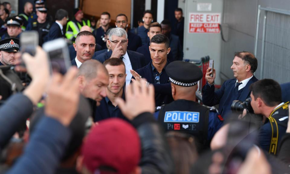 CDV MU phat cuong chao don Ronaldo tro lai Old Trafford