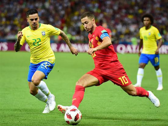 Hậu vệ phải Fagner (Brazil): Trước một Eden Hazard tỏ ra đặc biệt nguy hiểm, Fagner bỗng trở nên đáng thương. Dù thường xuyên túc trực bên phần sân nhà nhưng hậu vệ này vẫn tỏ ra chậm chạp so với Hazard và liên tục bị số 10 bên phía tuyển Bỉ cho "hít khói" trong những pha phản công.
