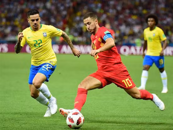 Hậu vệ phải Fagner (Brazil): Trước một Eden Hazard tỏ ra đặc biệt nguy hiểm, Fagner bỗng trở nên đáng thương. Dù thường xuyên túc trực bên phần sân nhà nhưng hậu vệ này vẫn tỏ ra chậm chạp so với Hazard và liên tục bị số 10 bên phía tuyển Bỉ cho "hít khói" trong những pha phản công.