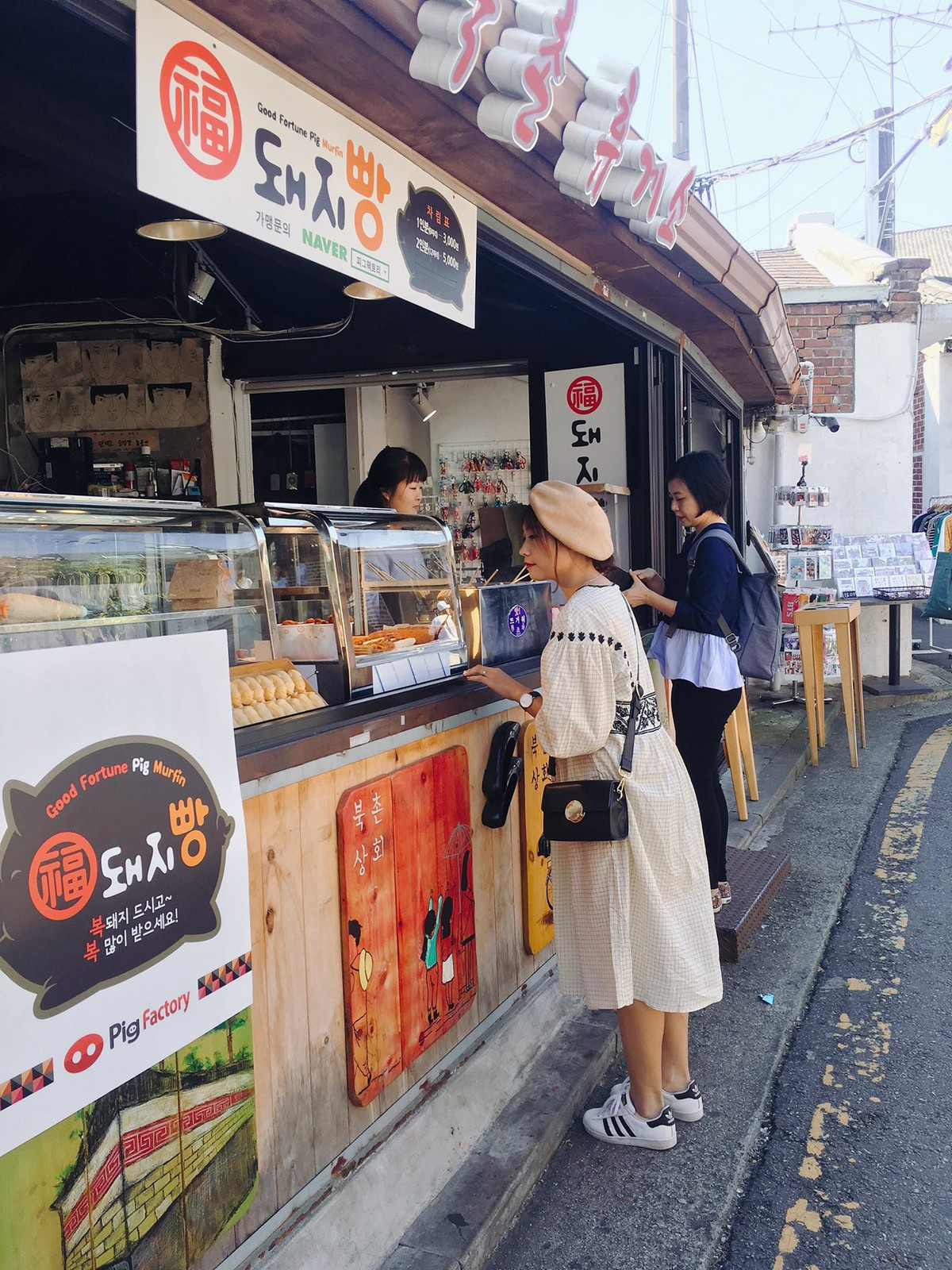 Thưởng thức ẩm thực mùa thu: Mùa thu là thời gian thu hoạch ở Hàn Quốc. Vào thời điểm này, người dân xứ sở kim chi ăn mừng lễ hội thu hoạch Chuseok và thưởng thức các món ngon theo mùa.