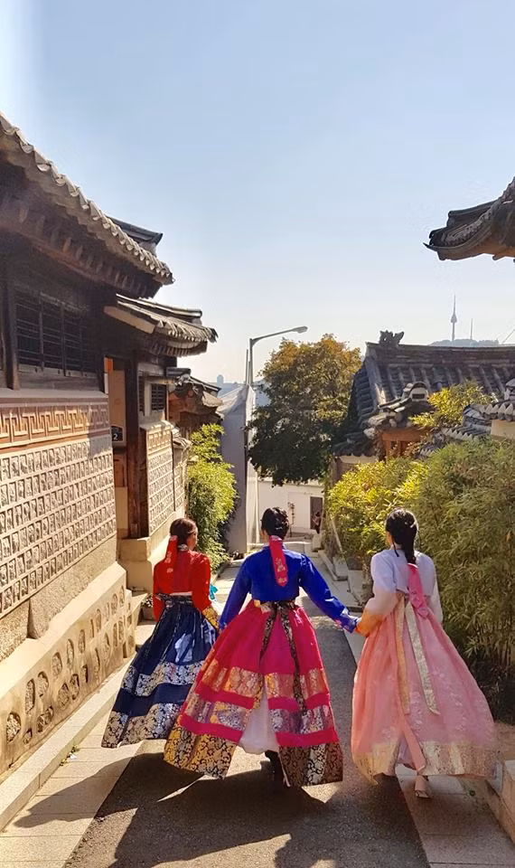 Diện Hanbok và "sống ảo": Nhiều du khách muốn thử mặc Hanbok, trang phục truyền thống của Hàn Quốc khi đến xứ sở kim chi. Mùa thu chính là thời điểm tuyệt vời cho trải nghiệm này