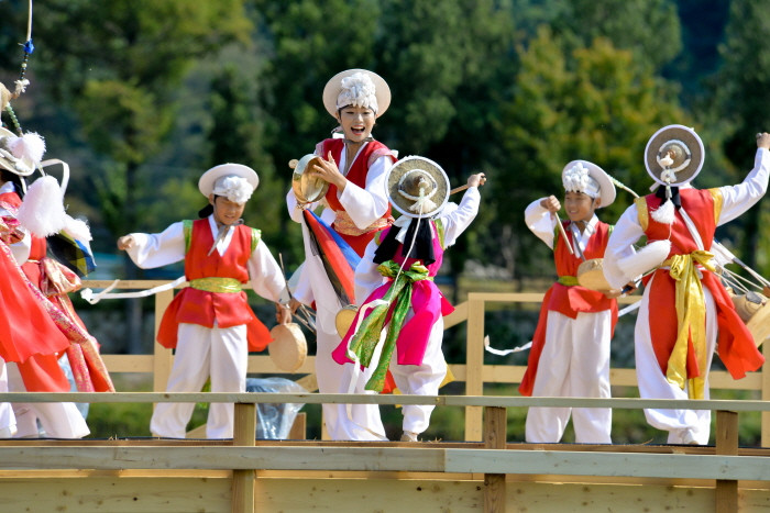 Đừng bỏ lỡ những trải nghiệm lễ hội mùa thu Hàn Quốc vào thời điểm này bạn nhé. Lễ hội Jeongseon Arirang, Lễ hội đèn lồng Jinju Namgang Yudeung,...