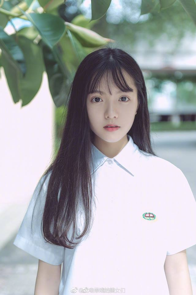 Hẳn "mối tình đầu" của rất nhiều cậu con trai chính là cô bạn bàn bên với vẻ đẹp thuần khiết, ngây thơ và dịu dàng.