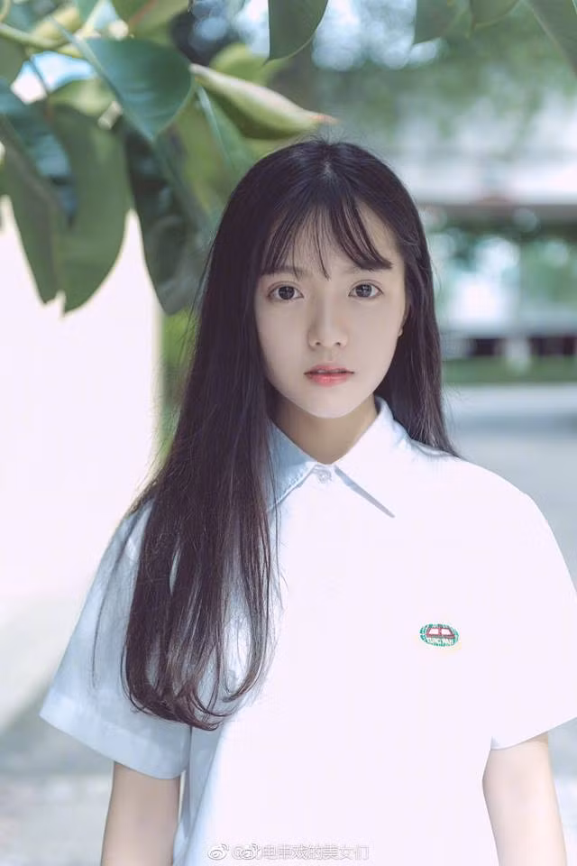 Hẳn "mối tình đầu" của rất nhiều cậu con trai chính là cô bạn bàn bên với vẻ đẹp thuần khiết, ngây thơ và dịu dàng.