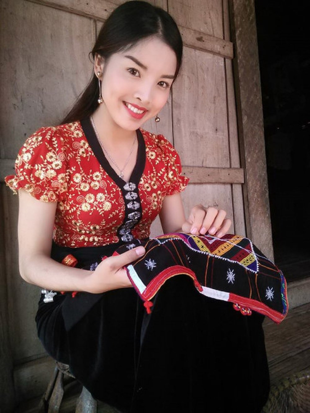 Lư Thị Hương (23 tuổi) tham gia cuộc thi Miss Photo 2017. Hình ảnh cô gái dân tộc Thái ngồi thêu khăn piêu từng để lại nhiều dấu ấn đối với mọi người. Lư Thị Hương (23 tuổi) tham gia cuộc thi Miss Photo 2017. Hình ảnh cô gái dân tộc Thái ngồi thêu khăn piêu từng để lại nhiều dấu ấn đối với mọi người.