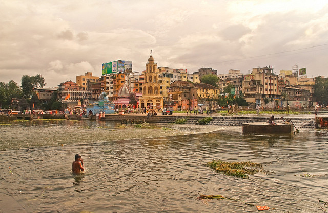 Sông Godavari có nguồn gốc gần Trimbak ở Nashik chảy về phía Đông Ghats vào vịnh Bengal. Con sông lớn thứ hai này được coi là một trong những lưu vực sông lớn ở Ấn Độ. Kumbh Mela ở Nashik được biết đến như một trung tâm quan trọng của cuộc hành hương ở Ấn Độ vì con sông thiêng Godavari. Godavari, con sông lớn nhất và dài nhất của miền Nam Ấn Độ được gọi chung là Dakshina Ganga. Đập Jayakwadi là một trong những đập đất lớn nhất ở Ấn Độ xây dựng trên sông Godavari ở Maharashtra.