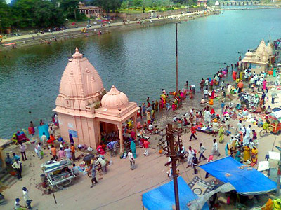 Các Shipra, còn được gọi là Kshipra tăng trong dãy Vindhya phía bắc của Dhar và chảy về phía nam trên cao nguyên Malwa để tham gia sông Chambal. Nó là một trong những con sông thiêng liêng trong Ấn Độ giáo. Thành phố linh thiêng Ujjain nằm bên bờ phải của nó. Ujjain là một thành phố cổ của vùng Malwa ở miền trung Ấn Độ và nổi tiếng với một trong mười hai người Jyotirlingas nổi tiếng ở Ấn Độ được gọi là Mahakaleshwar. Trong mỗi 12 năm, lễ hội Kumbh Mela diễn ra trên thành phố và hàng triệu người đã ngâm mình thánh và tắm trong dòng sông thánh Shipra.