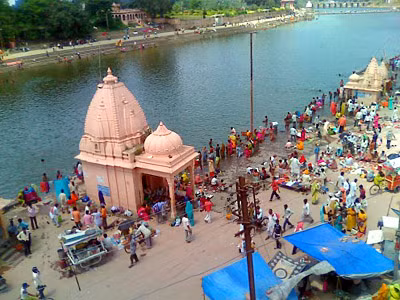 Các Shipra, còn được gọi là Kshipra tăng trong dãy Vindhya phía bắc của Dhar và chảy về phía nam trên cao nguyên Malwa để tham gia sông Chambal. Nó là một trong những con sông thiêng liêng trong Ấn Độ giáo. Thành phố linh thiêng Ujjain nằm bên bờ phải của nó. Ujjain là một thành phố cổ của vùng Malwa ở miền trung Ấn Độ và nổi tiếng với một trong mười hai người Jyotirlingas nổi tiếng ở Ấn Độ được gọi là Mahakaleshwar. Trong mỗi 12 năm, lễ hội Kumbh Mela diễn ra trên thành phố và hàng triệu người đã ngâm mình thánh và tắm trong dòng sông thánh Shipra.