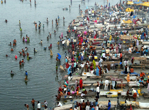 Sông Yamuna là một con sông lớn và là con sông bị ô nhiễm nhất của tiểu lục địa Ấn Độ. Sông vượt qua dãy Himalaya và hòa nhập với sông Hằng tại Triveni Sangam, Allahabad. Đây là một trong những con sông thiêng liêng nhất của đất nước, hai ngôi làng Gokul và Mathura bên bờ sông là những nơi linh thiêng của đạo hindu. Các con sông Tons, Chambal và Giri là các nhánh quan trọng của Yamuna, sông Mandakini là nhánh cuối cùng của sông Yamuna trước khi nó gia nhập The Gange ở Allahabad. Đền Taj Mahal nổi tiếng cũng nằm trên bờ sông Hindu linh thiêng Yamuna ở Agra.