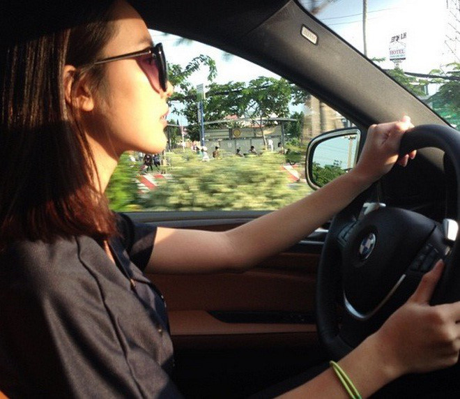 Nhờ những thành công trong kinh doanh, cô sở hữu chiếc xe BMW trị giá hơn 3 tỷ đồng từ năm 19 tuổi. Hot girl Sài thành sử dụng nó làm phương tiện đi lại hàng ngày.