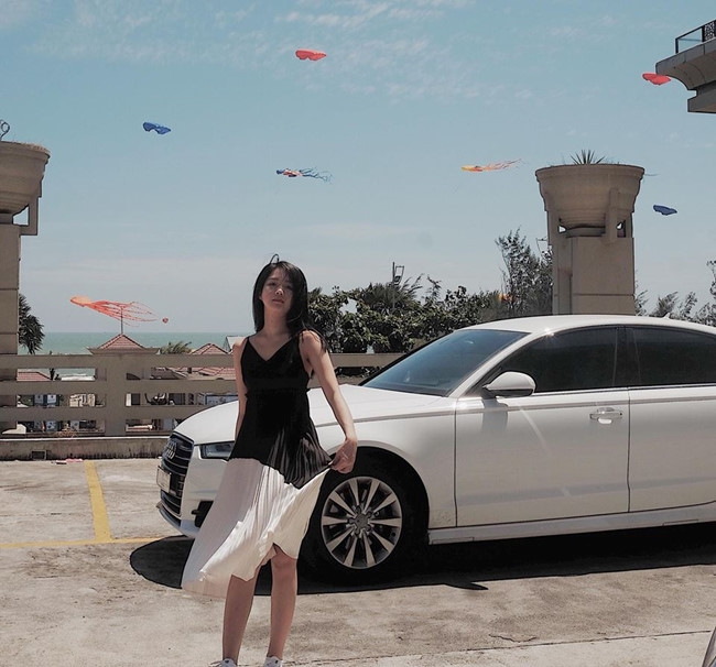 Năm 2017, hình ảnh Kiều Trinh phủ sóng trên màn ảnh rộng với vai diễn Phương Xù (phim điện ảnh Em Chưa 18), cũng như đóng cặp cùng ca sĩ Sơn Tùng M-TP (phim ngắn Âm bản). Đầu năm nay, "hot girl vườn đào" hào hứng khoe ảnh bên chiếc xe hơi mới tậu, là thành quả cô dành dụm trong 2 năm. 9X từng chia sẻ với Zing.vn việc tự mua xe hơi ở tuổi 23 không có gì đáng nói, vì có nhiều bạn ở độ tuổi bằng, thậm chí trẻ hơn cô, đã làm được như vậy.