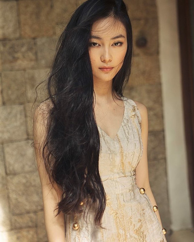 Helly Tống (Tống Khánh Linh, 23 tuổi) được biết đến là hot girl, mẫu ảnh và doanh nhân trẻ tuổi thành đạt. Ngoài việc sở hữu nhan sắc xinh đẹp với những đường nét đậm chất Á Đông, Helly Tống còn là fashionista nổi tiếng Sài thành.