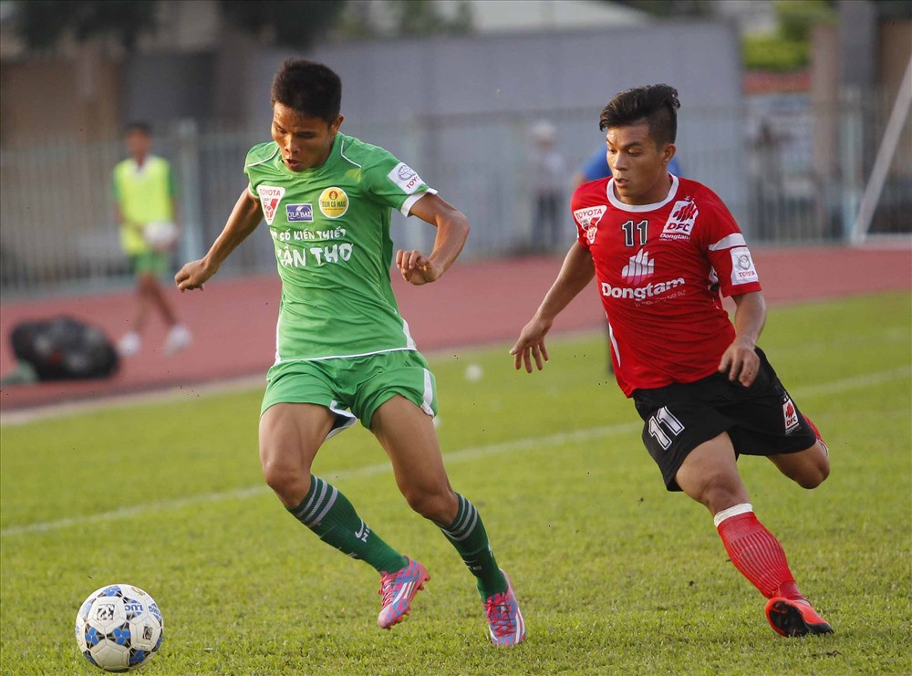 Với mức thu nhập khoảng 12-13 triệu đồng mỗi tháng, Huỳnh Tấn Tài (11) không biết xoay sở đâu ra số tiền lớn để trả chi phí chữa trị cho Văn Hào. Ảnh: Đ.T