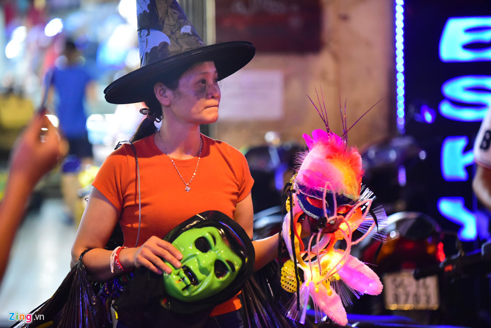Trước trào lưu đi chơi dịp Halloween ngày càng nhộn nhịp của giới trẻ, dân bán hàng rong ở phố đi bộ Bùi Viện (TP.HCM) hơn tuần nay chuyển sang kinh doanh đồ hoá trang, mặt nạ ma quỷ.