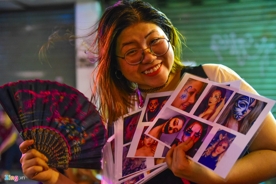 Dịch vụ vẽ mặt, hoá trang nhân vật ma quỷ được thực hiện bởi những bạn trẻ học ngành mỹ thuật, hoặc tiệm vẽ tranh ngay trên phố Bùi Viện.