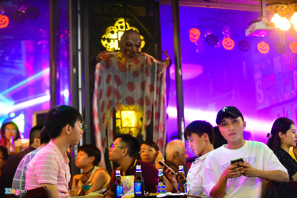 Không khí Halloween ở Bùi Viện náo nhiệt hơn hẳn các khu khác.