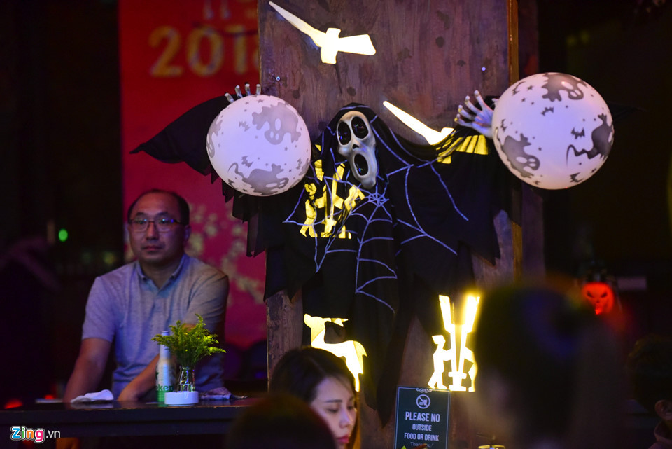 Đủ những hình thù ma quái được quán bar trang trí tại mặt tiền để thu hút du khách.