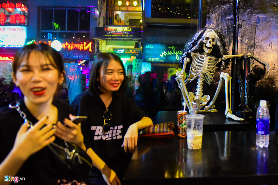 Thu An cho hay: "Cuối tuần chúng mình rủ nhau ra phố Bùi Viện chơi, không ngờ đã có không khí Halloween náo nhiệt như vậy rồi".
