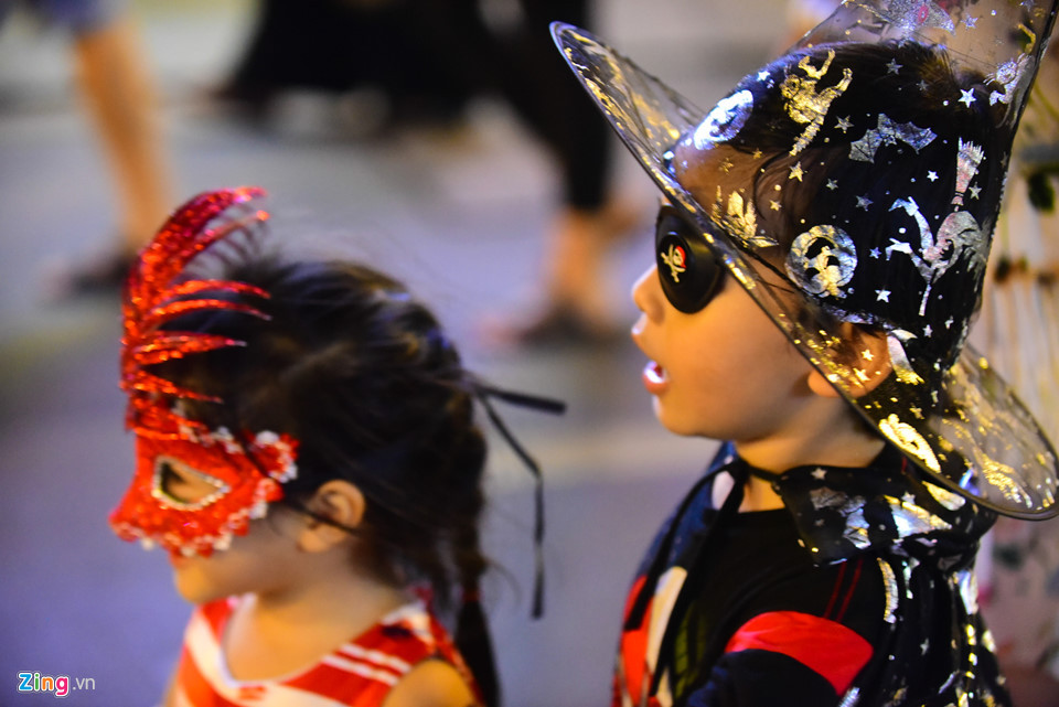 Không ít bé được cha mẹ hoá trang, dẫn ra phố đi bộ chơi cuối tuần.