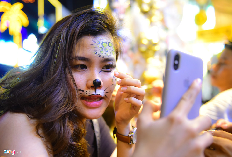 Các hoạt động kinh doanh vẽ mặt nạ ma quỷ cũng nở rộ với giá 50.000 đồng/người.