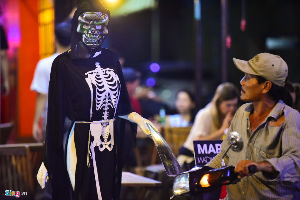 Một nhà hàng hóa trang cho ma-nơ-canh để hoà vào không khí Halloween tưng bừng ở Bùi Viện.