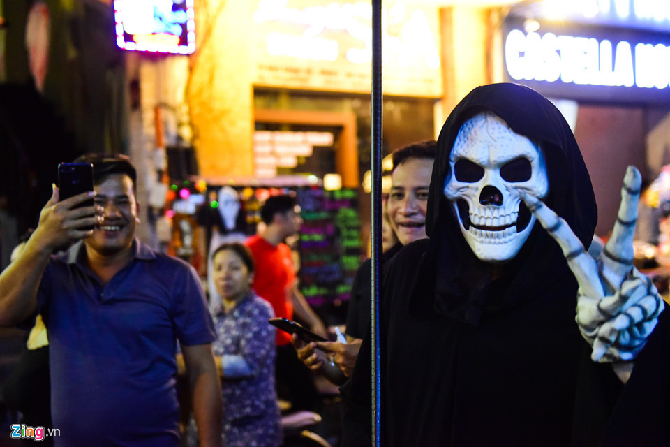 Nhiều người dạo chơi tại phố đi bộ Bùi Viện tỏ ra thích thú với các bạn trẻ hoá trang trước ngày Halloween.