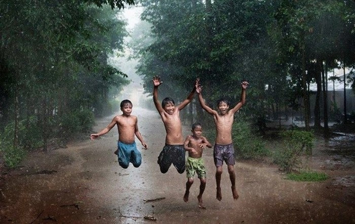Dưới cơn mưa rào, cởi trần cùng nhau nghịch ngợm, vừa tắm mưa vừa hào hứng bày các trò chơi. Sự hồn nhiên, những tiếng cười trong trẻo của lũ trẻ chỉ nhìn vào thôi cũng cảm thấy hạnh phúc.