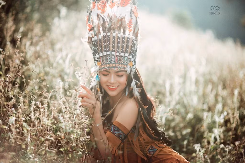 Vũ Quỳnh Trang 10X, có nickname là Trang Tây. Cô sinh ra và lớn lên tại mộc châu – Sơn La. Hiện cô đang là sinh viên năm nhất Trường Cao đẳng Du lịch và Thương Mại – Hà Nội.